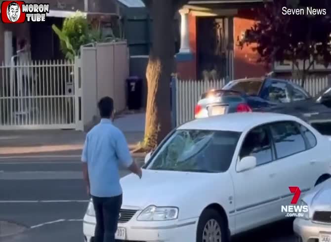 Video :When confronted, thieves smash their victim's vehicle